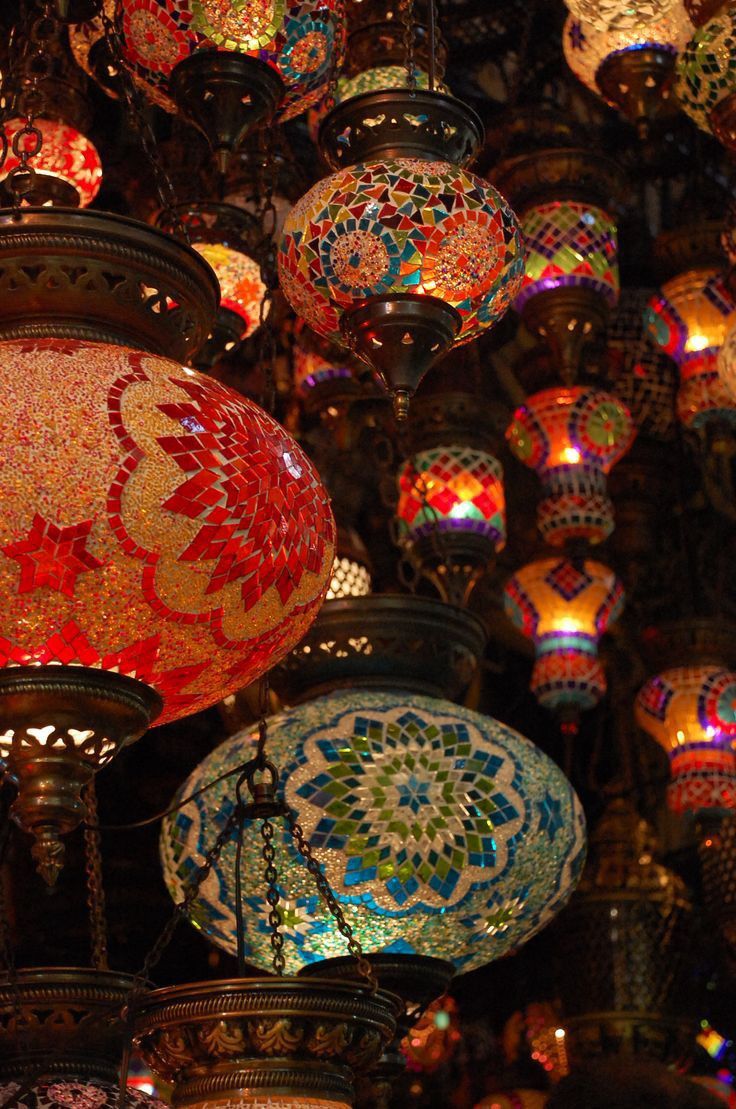 Luminaires suspendus aux mosaïques de verre coloré.