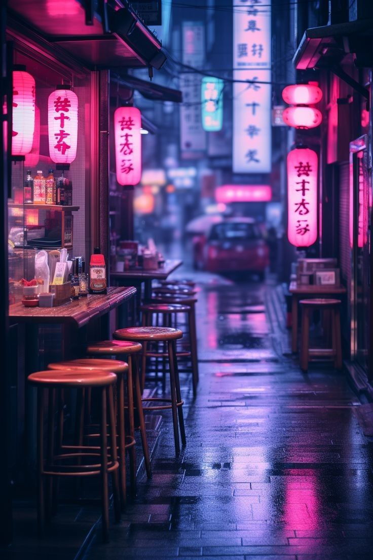 Une ruelle éclairée de néons roses, violets et bleus.