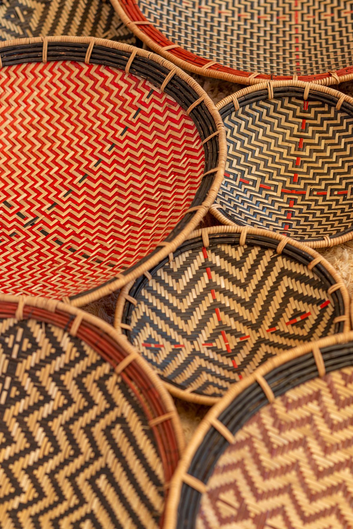 Paniers tressés aux motifs géométriques et aux teintes naturelles.