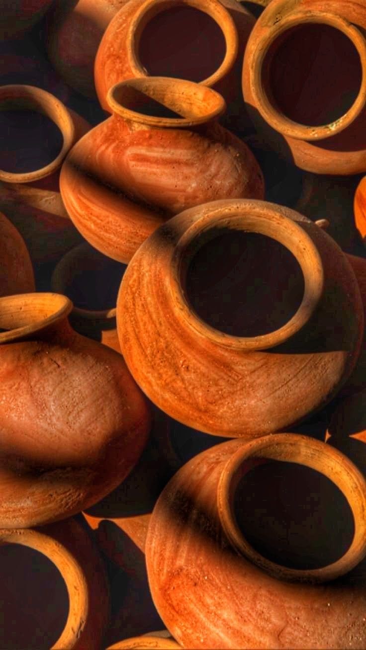 Un ensemble de poteries de terre cuite vu de dessus.